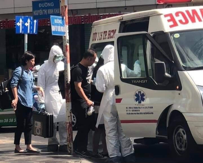 Một người Đài Loan đang uống cà phê bị ói, sợ khách nhiễm virus , dân gọi ngay cấp cứu